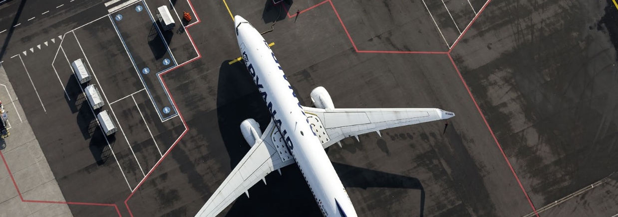 photo d'un avion sur la piste